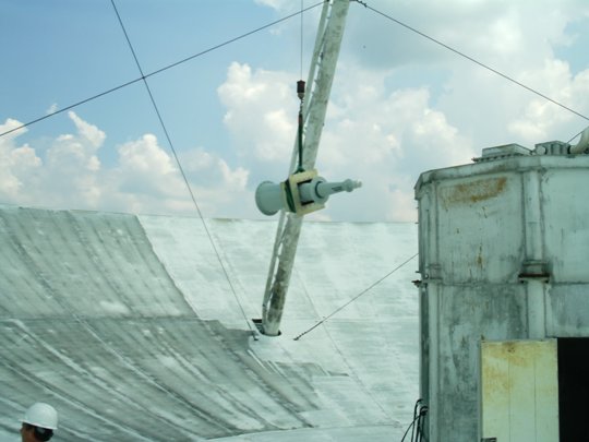 A RadioAstron adatainak vételére alkalmas vevőt 2013 nyarán emelték be a 43 m-es Green Bank-i rádióteleszkóp fókuszába. Ezzel az új feladatot kapott veterán műszer részt vehet az eddigi legfinomabb felbontást nyújtó csillagászati megfigyelésekben. (Kép: Galen Watts/NRAO/AUI/NSF)