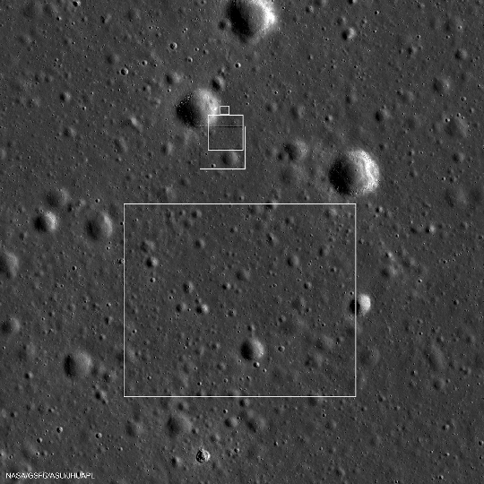 A Chang'e-3 holdszonda leszállóhelye a NASA LRO nagylátószögű kamerája által régebben készített felvételeken a legkisebb négyzetben vagy annak közvetlen közelében helyezkedik el. A leszállóhelyhez legközelebbi feltűnő kráter átmérője 450 méter. Az egyre kisebb oldalhosszúságú négyzetek a Chang'e-3 leszállást ellenőrző kamerájának látómezejét jelölik. Észak fent van, a kép 4,7 km x 4,7 km méretű (kép: NASA LRO/LROC SESE/ASU és spaceports.hu).