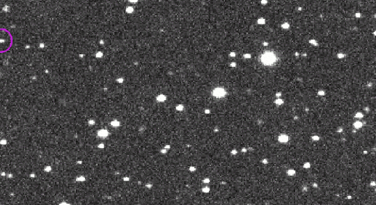 A 2014 AA jelű kisbolygó felfedezését eredményező felvételekből készült animáció. Az ilyen égitestek azonosításához nagyon okos szoftver kell, hiszen az egyik képen fénye pont összeolvad egy háttércsillagéval, az utolsó felvételen pedig jelentősen elnyúltnak látszik, amit nem könnyű automatikusan felismerni.