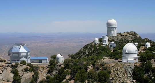 A Kitt Peak National Observatory. A kép bal szélén az előtérben áll a 3,5 méteres WIYN-távcső, hátul, középen a 4 méteres Mayall-távcső. Mindkettőt a bezárás veszélye fenyegeti. Forrás: NOAO/AURA/NSF.