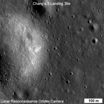 A Chang'e-3 kínai holdjáró és leszállóegység platform az LRO LROC nagyfelbontású kamerájával (NAC) készült képfelvételén. Az animáció szerint az LROC egy korábbi felvételén nem látszik semmilyen holdfelszíni alakzat, pl. sziklatömb, a leszállóegység és rover helyén, majd 2013. karácsonyán készült felvételen látszik a holdjáró (lentebb) és a leszálló egység (fentebb) is, valamint az árnyékuk is. A kép egyik oldala 578 méter, észak felfelé van (kép: NASA LRO/LROC NAC, SESE/ASU, 2013. december 30.).