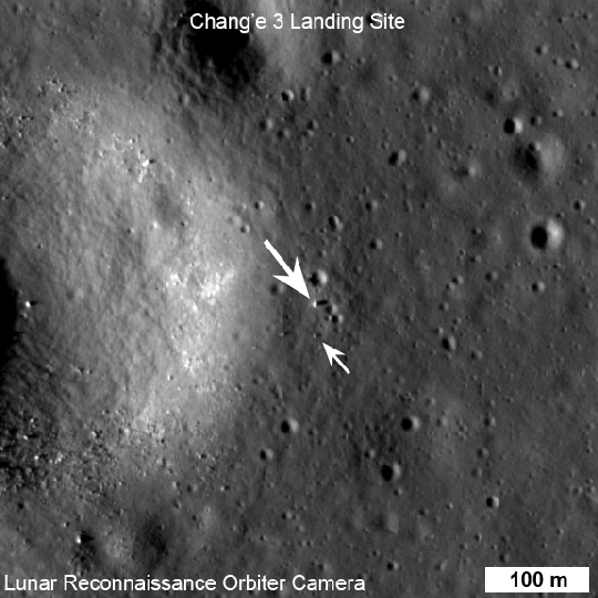Az LRO LROC kislátószögű kamarája (NAC) legjobb felvételén a Chang'e-3 kínai holdjáró (lenti nyíl) és leszállóegység platform (fenti nyíl) is látható, valamint hosszú árnyékuk is a helyi naplementéhez közeli alacsony napállásnál. A bal oldalon egy 450 méter átmérőjű kráter napsütötte, fényesebb oldala látszik. A kép egyik oldala 578 méter, észak felfelé van (kép: NASA LRO/LROC NAC M1142582775R, SESE/ASU, 2013. december 30.).