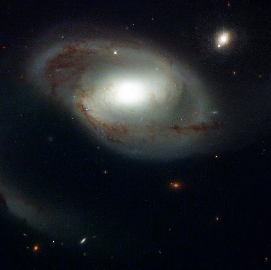 Az egyik legismertebb galaxis-kvazár pár (NGC 4319 - Markarian 205, jobb felső sarokban), amelynél a két objektum vöröseltolódása jelentősen különbözik. Vajon van-e jól látható fizikai kapcsolat közöttük? [R. Knacke (Penn State Erie), Hubble Heritage Team, NASA]