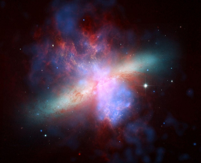 Az M82 kompozit képe a Chandra, a HST és a Spitzer felvételei alapján (forrás: en.wikipedia.com)