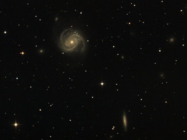 A hét csillagászati képe a Fiastyúk Csillagdában készült 2009. március 17-én, 250/1250-es Newton-távcsővel és Canon EOS 350 fényképezőgéppel, 19x480 s expozíciós idővel. A hatalmas spirálistól jobbra lefelé látható elnyúlt galaxis az NGC 4312.