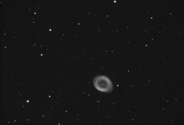 A Lyra-gyűrűsköd (M57) Szehofner József és Papp András 2009. május 23-i felvételén. A fotó 250/1600-as Newton-reflektorral készült, EQ6GOTO állványon, The Imaging Source DMK41AF04.AS monokróm CCD-kamerával. Érzékenység: 100%. Expozíciós idő: 65x11,5 másodperc
