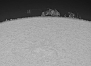 A hét csillagászati képe Coronado Solarmax 60 mm-es távcsővel, Barlow 3x segítségével,  webkamerával készült, 2009.09.24-én 09:27-kor. A képfeldolgozás alatt a Registax5 program 700 egyedi képből választotta ki, és adta össze a legjobb felvételeket.