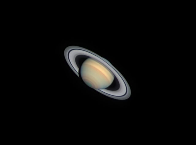 A gyűrűs bolygó 2014. március 19, Stefan Buda felvételén. A kép 405/6500-as Dall-Kirkham-távcsővel, DMK21AU04 kamerával készült, Astrodon series-I RGB szűrőkön keresztül.