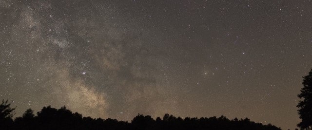 A Tejút a Sagittarius és a Scorpius területén. Soponyai György felvétele 2014. június 28-án készült. (Canon EF 50/1,4, Canon EOS 5D Mark II, exp. idő:26 s, f/2,2, ISO 3200)