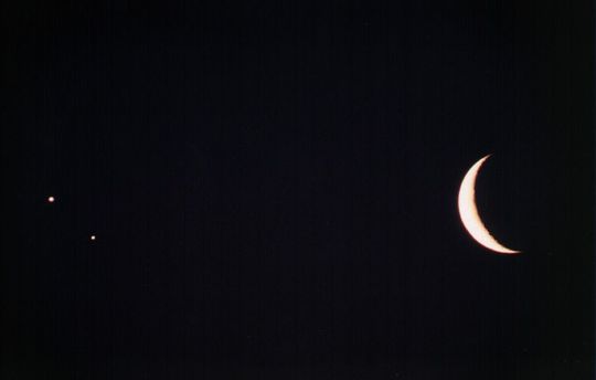 A Vénusz, a Jupiter és a Hold látványos együttállása 1998. április 23-án hajnalban. Mizser Attila felvétele MOM 86/620-as akromáttal készült, Kodak Elite 400 filmre, 5 s expozíciós idővel. A most következő, 2014. augusztus 23-i együttállás korántsem lesz ennyire szoros.
