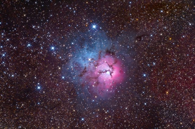 A Trifid-ködöt Charles Messier fedezte fel 1764-ben, híres katalógusába pedig a 20-as szám alatt jegyezte fel. A köd neve "háromlebenyű"-t jelent, mert a pirosan ragyogó emissziós régió előtt húzódó sötét ködök látszólag három részre osztják azt. Ezekre a sötét ködökre Barnard 82-ként szokás hivatkozni. A csillagközi por- és gázfelhőből valamint a felhőből született fiatal csillagok nyílthalmazából álló komplexum távolsága mindegy 5200 fényév.