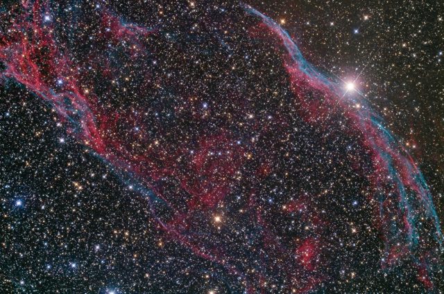 A Fátyol-köd nyugati régiója Klacsány Imre felvételén. A fényes csillag az 52 Cygni, sötét égbolton szabad szemmel is észrevehető.