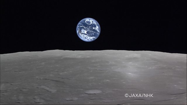 Teleföld a Hold fölött. Nem NASA-felvétel, a japán Kaguya/Selene-szonda készítette 2008. április 6-án. Nincs köze a cikk témájához, csak annyiban, hogy nekem sokkal jobban tetszik, mint a szuperholdfotók. (JAXA/NHK)