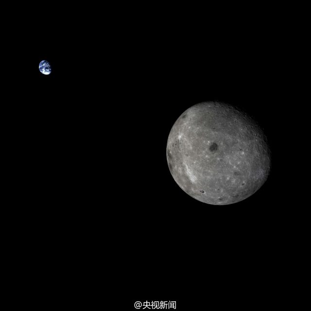 Sápadt, fekete-fehér világ a Hold a távolban ragyogó Kék Bolygóhoz képest. A Chang’e 5T1 felvétele október 28-án készült. Holdunk szokatlan arcát mutatja, hiszen így mi sohasem láthatjuk. A legfeltűnőbb alakzatok közé tartozik a sötét, kerek Mosztva-tenger, valamint a sötét, kifli alakú Ciolkovszkij-kráter (legalul, a peremen, kevéssel 6 óra után). (www.universetoday.com