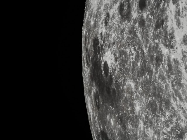 Részlet a Hold peremvidékéről: a Mare Marginis (Perem-tenger) a Chang’e 5T1 felvételén. A Mare Marginis a földi észlelők számára is megfigyelhető. (www.universetoday.com)