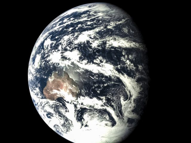 A Chang’e 5T1 felvétele október 24-én készült Földünkről (jól kivehető Ausztrália és az Antarktisz). (www.universetoday.com)