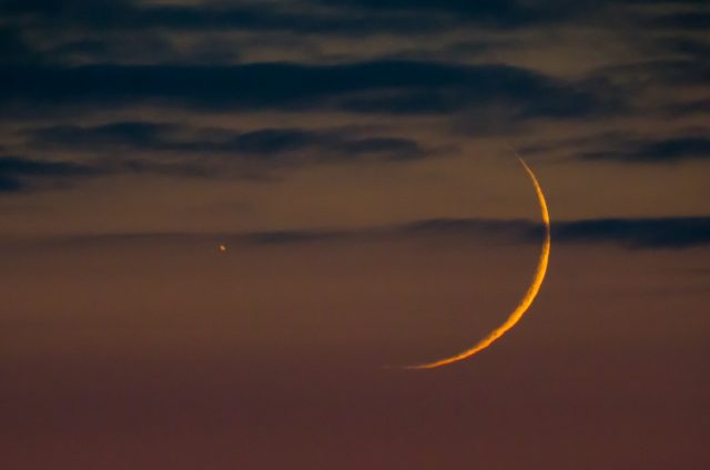 A Hold és a Szaturnusz párosa 63/840-es Zeiss Telemator refraktorral és Canon 550D fényképezőgéppel fényképezve 14:23 Ut-kor, az esti szürkületben.