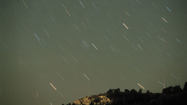Leonida-meteorok 1998. november 16/17-én, a Budaörs melletti Farkas-hegy fölött. A felvétel 1,8/50 mm-es objektívvel készült, Kodak Elite 400 diára, 10 perc expozíciós idővel. A képen négy Leonida-meteor nyoma látható. A sziklákat a város fényszennyezése világítja meg.