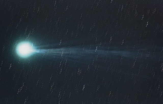A Lovejoy-üstökös 2015. január 13-án este 5/400 mm-es Canon teleobjektívvel, 21x139 s expozícióval. Az üstökös a felvételek során elmozdult a csillagos háttérhez képest. A felvételen kitűnően látható a szálas szerkezetű ioncsóva. 