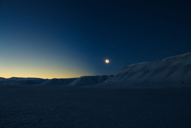 2015. március 20. 11:11 Spitzbergák, Longyearbyen, Adventdalen-völgy 2 másodperccel a teljesség beállta után.