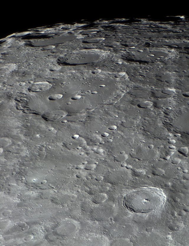 Szinte egymást fedik át a kráterek a déli krátermező becsapódások által szabdalt vidékén.
