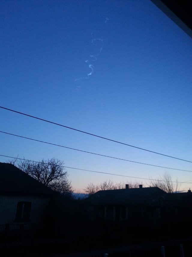 Dudás Petronella Csodádról fotózta a nyomot 19:34-kor. "A meteor robbanást egy fénycsóva kísérte, majd az az utáni füstcsóvát tudtam lefényképezni 19:34-kor Csobádon."