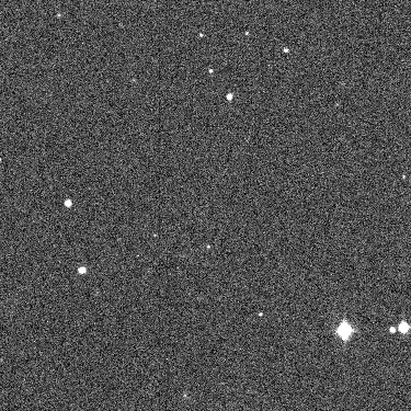 Az illusztráció kedvéért egy két perces felvételt is készítettünk a Schmidt-teleszkóppal a gyorsmozgású kisbolygóról, melynek halvány nyoma a kép közepén, átlósan látható.