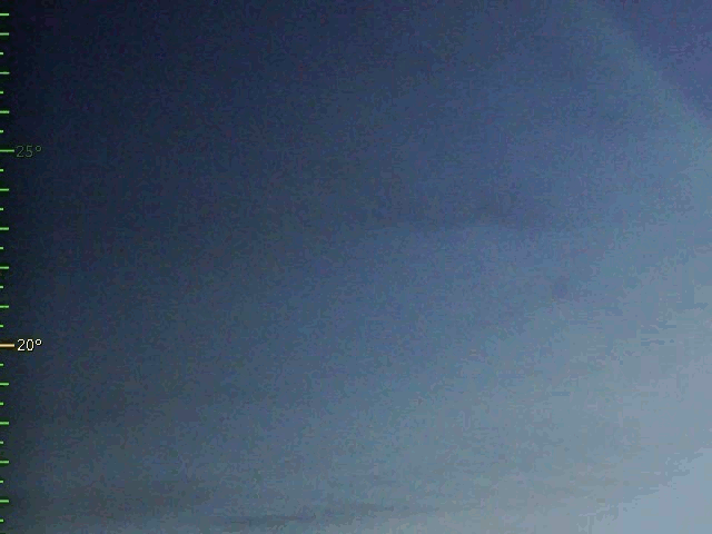 Németh Péter rakamazi égkép kamerája így örökítette meg a nyom sodródását. A fokbeosztás a horizont feletti magasságot jelöli. (Részlet, csak a tűzgömbnyomot vágtuk ki a felvételből.)