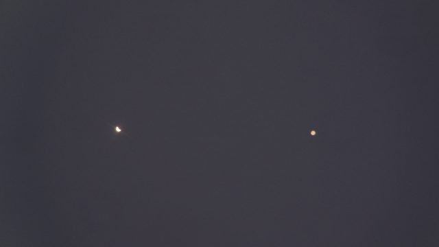 A Vénusz és a Jupiter a szürkületi égen 200/1000-es Newton-távcsővel, Hadházi Csaba felvételén.