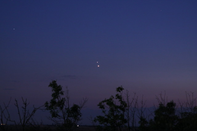 Gyarmathy István a Hortobágyi Csillagdából fényképezte az együttállás. Balra fent a Regulus (alfa Leo) látható.
