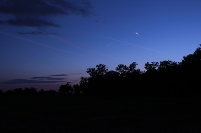 A két bolygó párosa egy repülőgép nyomával. Horváth Zsolt a csepeli Katalin-tónál fotózott.