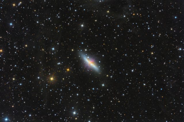 Az M82 és a Tejútrendszerünk fényét visszaverő fluxusködök. A felvétel Sky-Watcher Quattro 10" távcsővel és módosított Canon EOS 450D fényképezőgéppel készült 282x300 s expozícióval (ISO1600).
