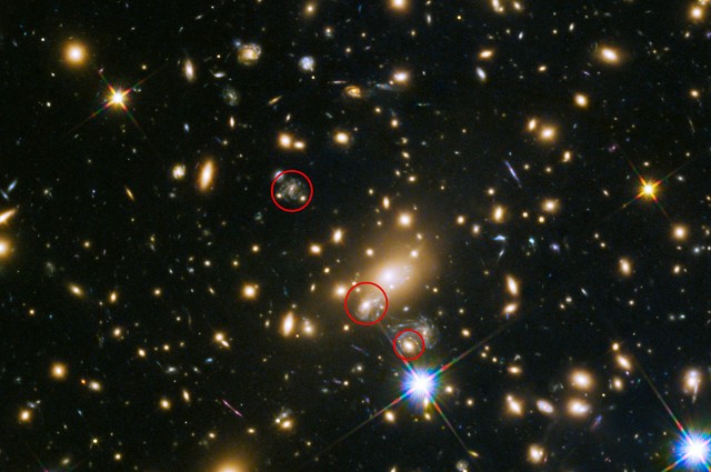 A Refsdal-szupernóva felbukkanása a Hubble-űrtávcső felvételén. A középső piros kör jelzi a szupernóva 2016 elejére várt, újbóli felbukkanásának becsült helyét (NASA/ESA/HST).