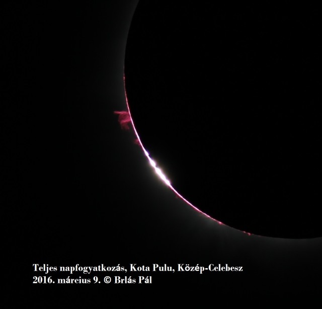 80/540 mm-es William Optics Zenith Star II ED hordozható távcsővel, 10 kg teherbírású Induro fotóállványon, primer fókuszban Canon 60 D digitális kamerával fotózva Baily-gyöngyök (a Hold hegyei között még átsütő napsugarak) láthatók belépéskor. A rózsaszín foltok a Nap peremén napkitörések (protuberanciák), a vékony rózsaszín görbe a Nap peremén a Nap légköre (kromoszféra). 