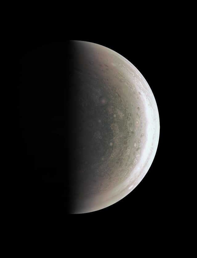 A Jupiter déli pólusa. (NASA / JPL / SwRI / MSSS)