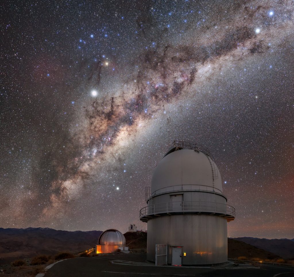 Kupolák a csillagos égbolt alatt az ESO felvételén