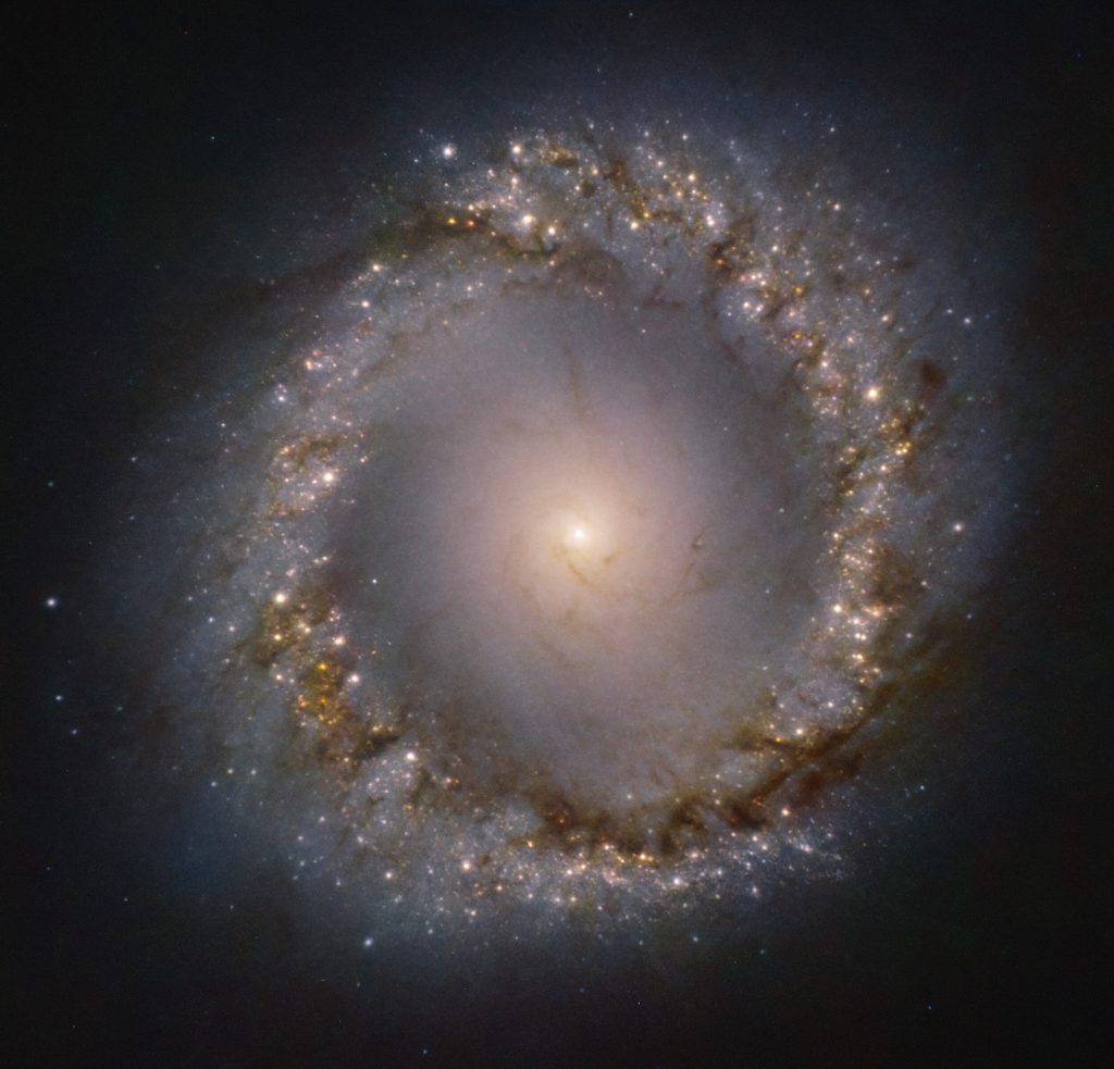 Élesebben lát a chilei VLT infravörösben: a legújabb műszer elsőként egy galaxis belső gyűrűjét örökítette meg
