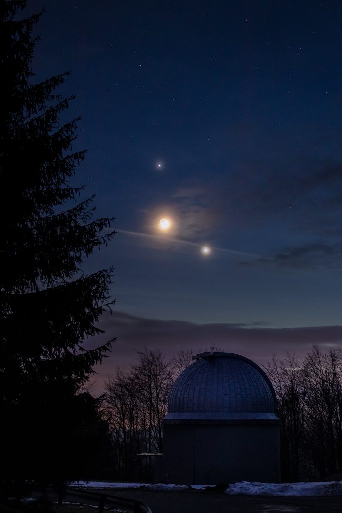 Mesebeli hármas az esti égen: Vénusz-Hold-Jupiter
