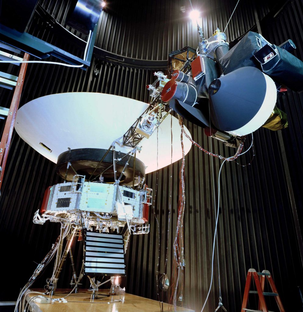 Új stratégiával tovább folytathatja kutatását a Voyager-2: ilyen az élet egy fénynap távolságban