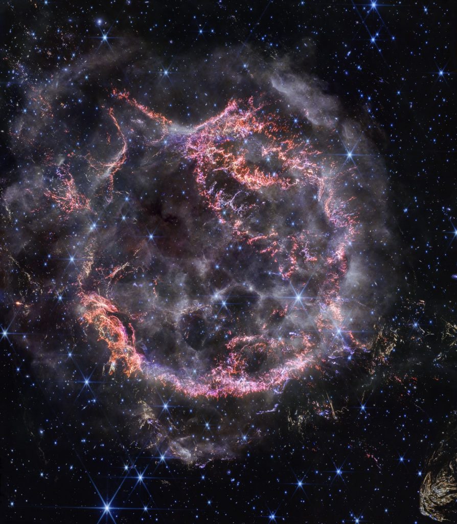 Lélegzetelállító felvételt készített a James Webb-űrtávcső a Cassiopeia A szupernóva-maradványról